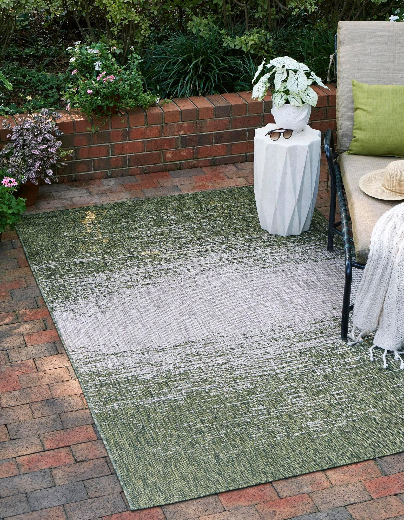 Unique Loom Outdoor Modern Collection Area Rug - Ombre (5' 1" x 8' Rectangle Green/Ivory)