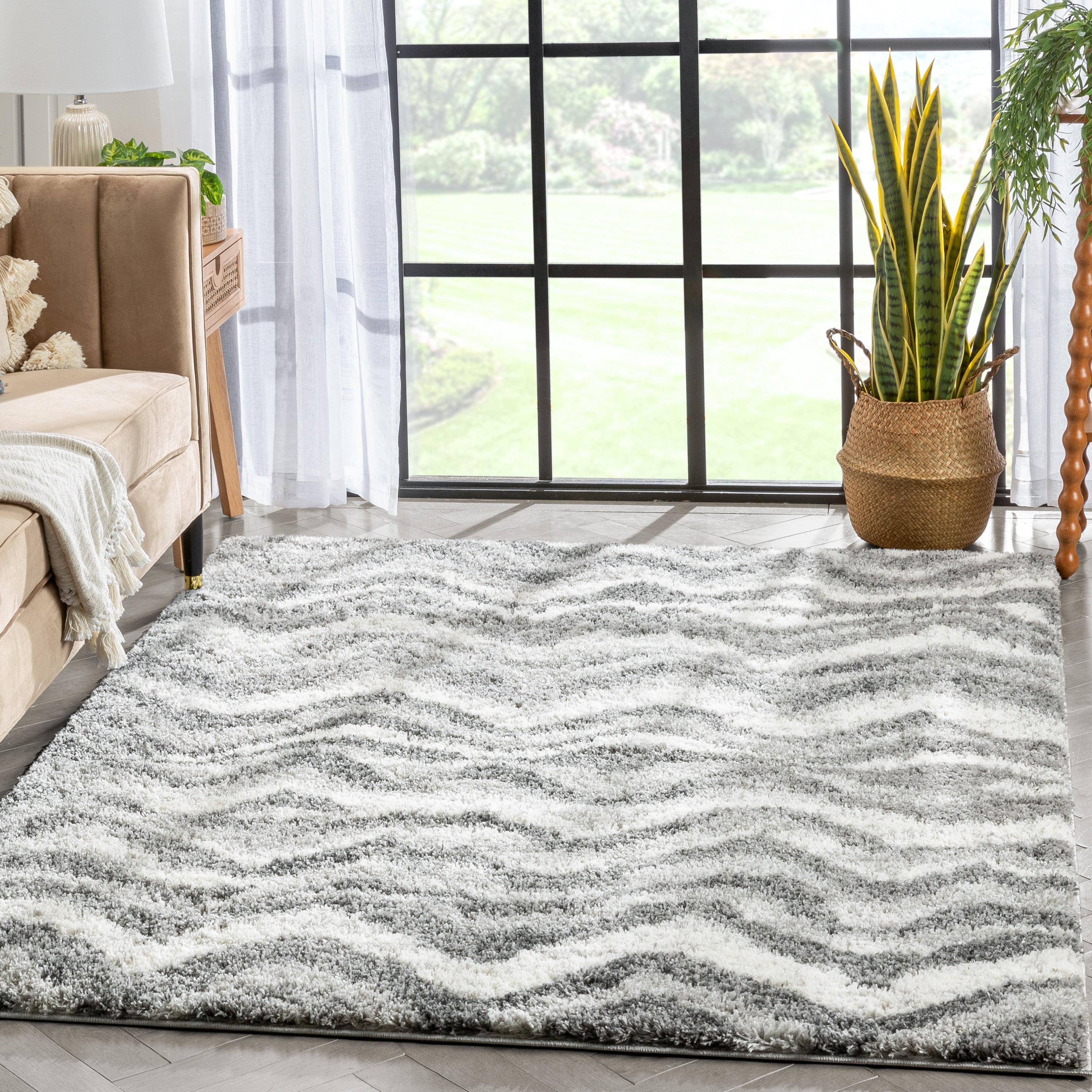 Celeste Chevron Shimmer Gray Reversible Shag Rug for Kids 3'11" x 5'3"