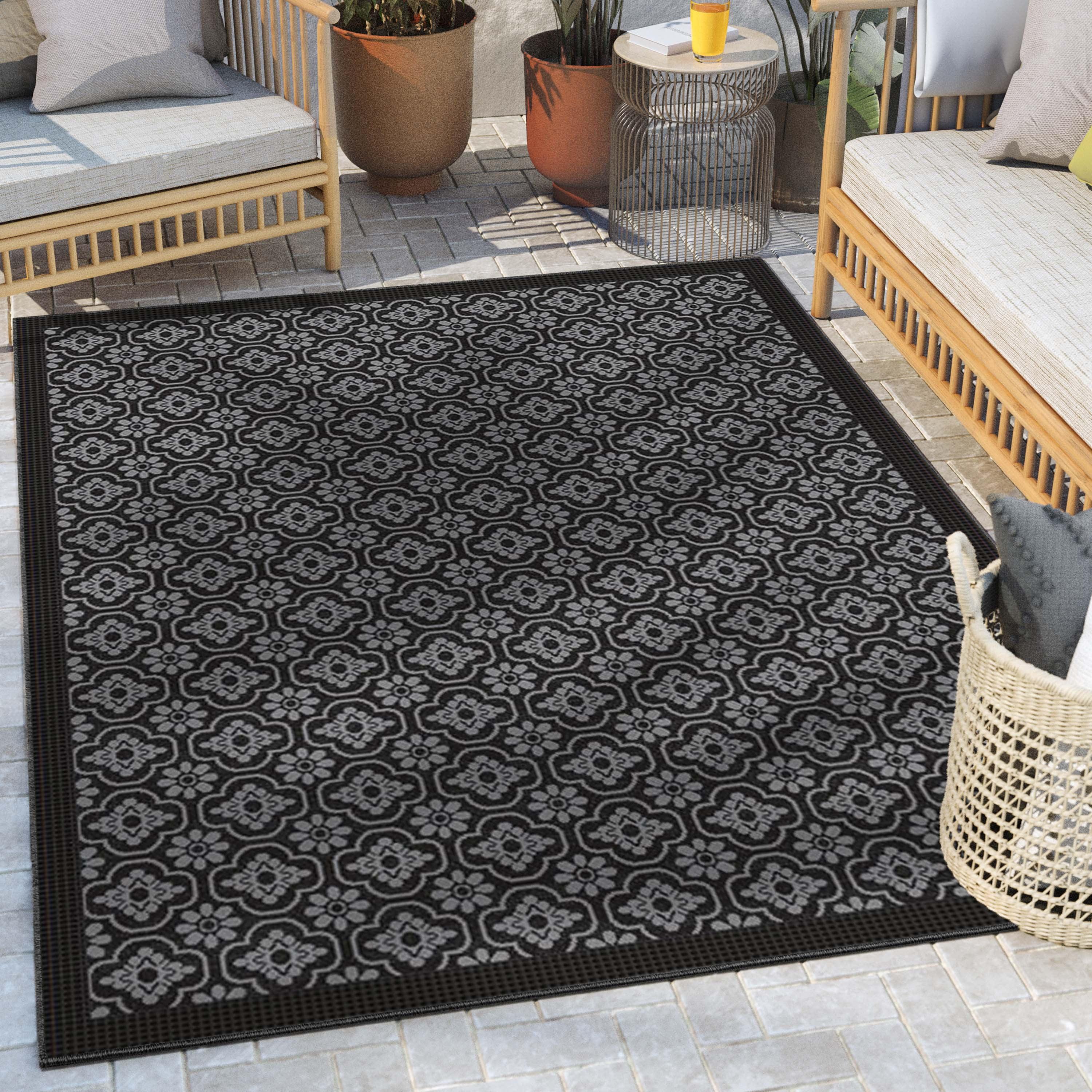 Medusa Black Synthetic Flat-Woven 5' x 7' Indoor/Outdoor Rug