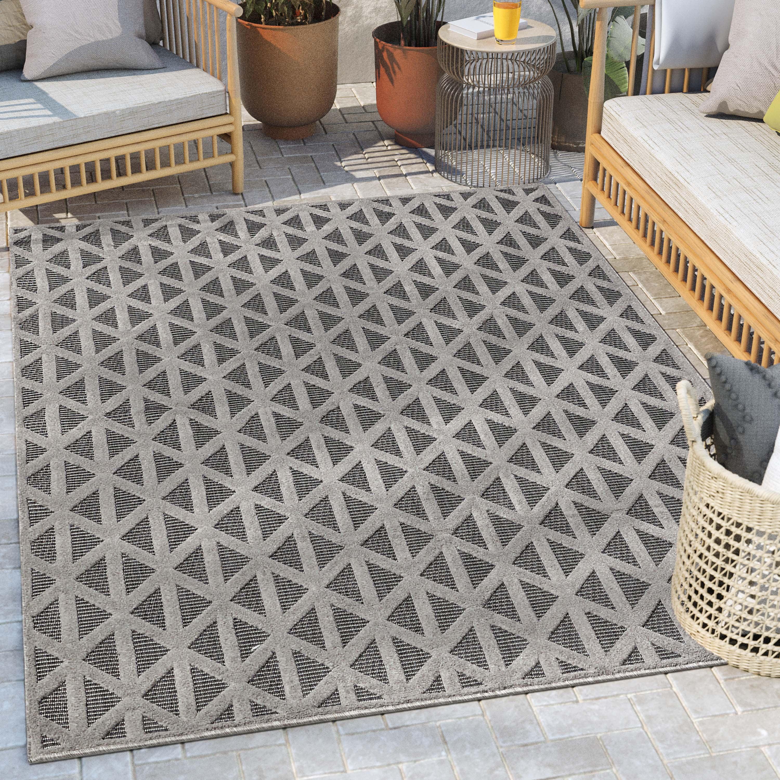 Sila Modern Geometric Gray 5'3" x 7'3" Synthetic Indoor/Outdoor Rug