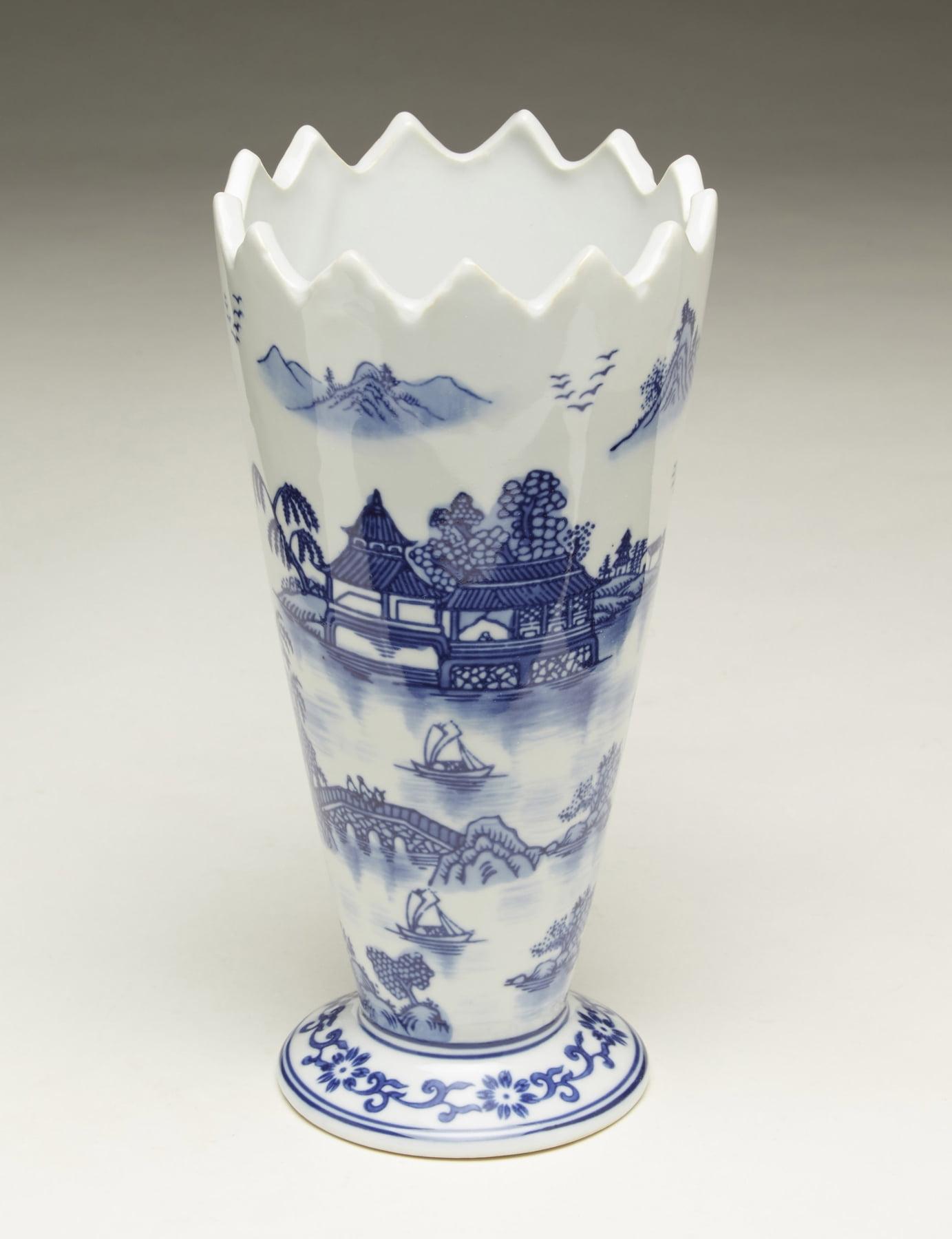 Elegant Blue Willow Porcelain 9.5'' Decorative Vase