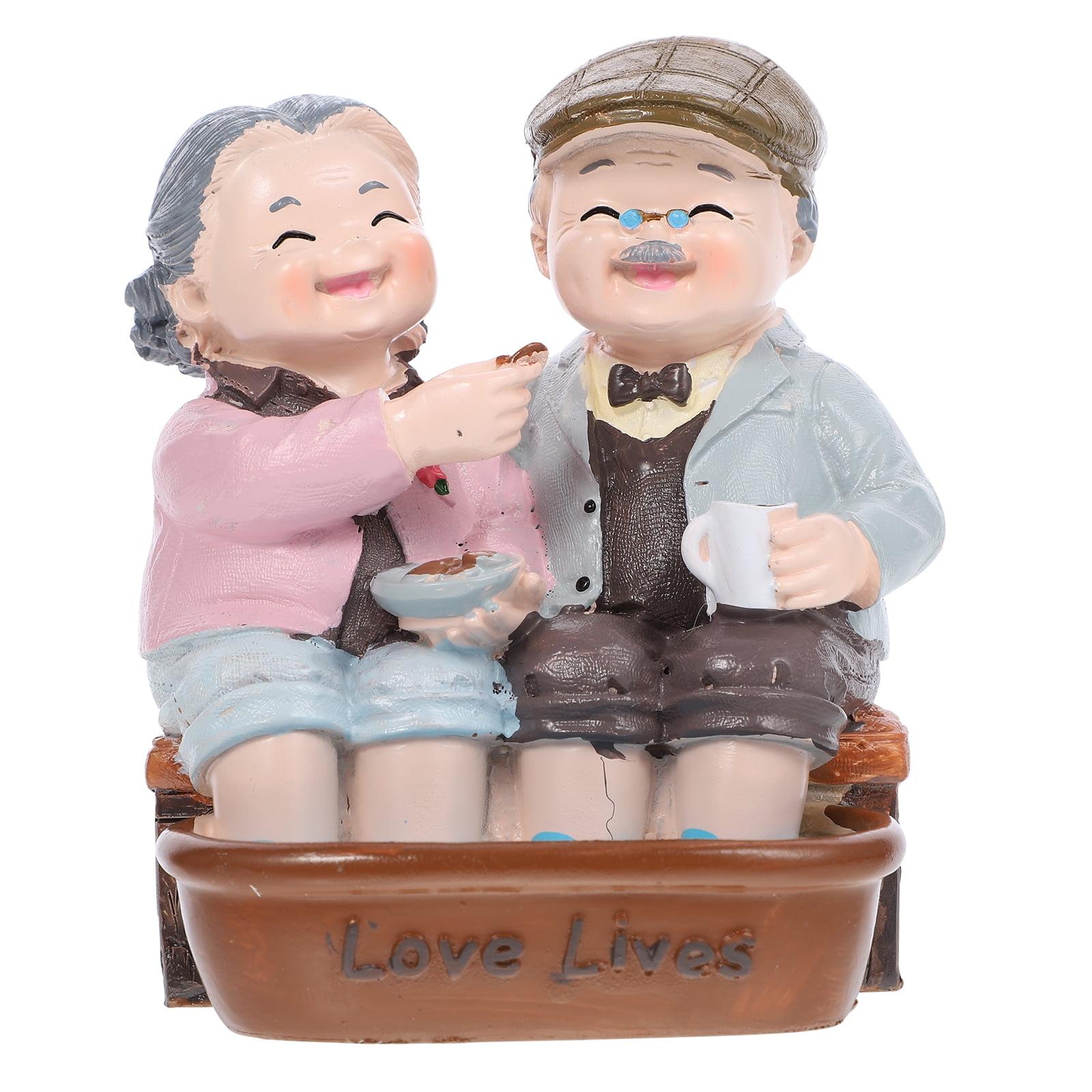 Loving Elderly Couple Figurines Husband and Wife Wedding Car Statue Grandparents Parents Figure Valentines Day Resin Statue Miniature Figurines Grandparents Parents Statue Home Decoration