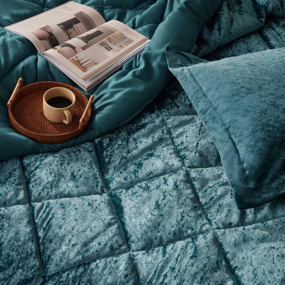 Intelligent Design King/Cal King Size Comforter Sets, 4-Piece Velvet Bedding Set for All Seasons, Teal Comforter Bed Set with Decor Pillow