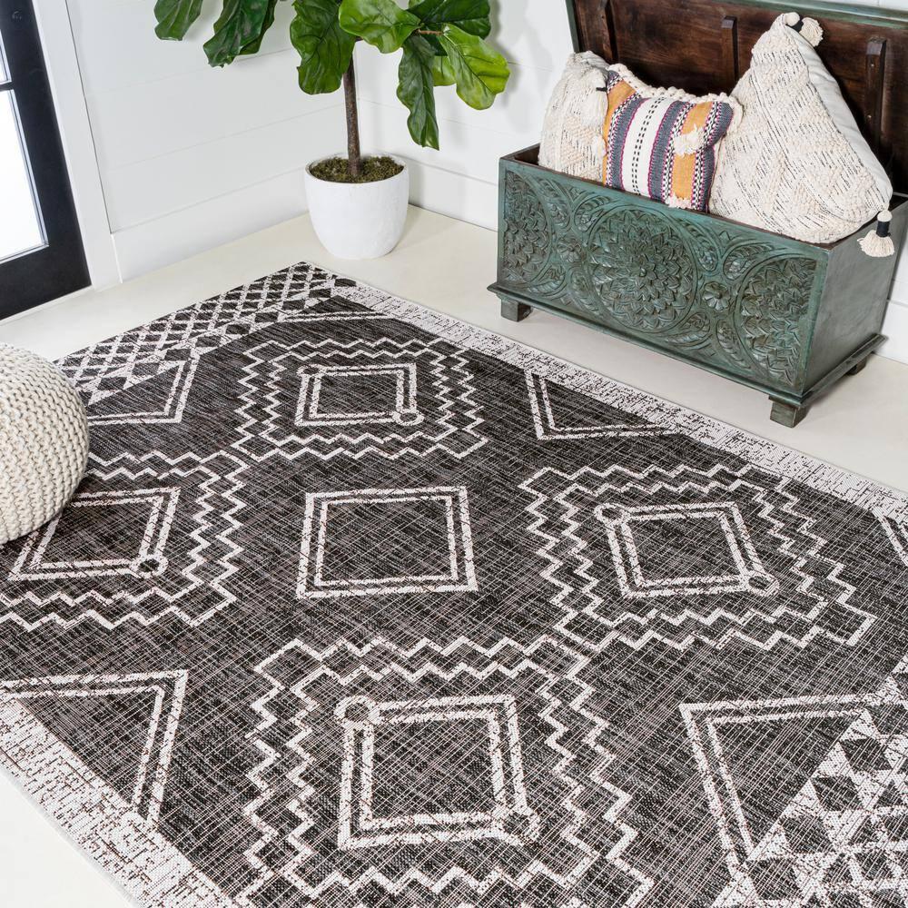 5'x8' Marokko Diamond  Medallion Indoor/Outdoor Area Rug, Black/Ivory - JONATHAN Y