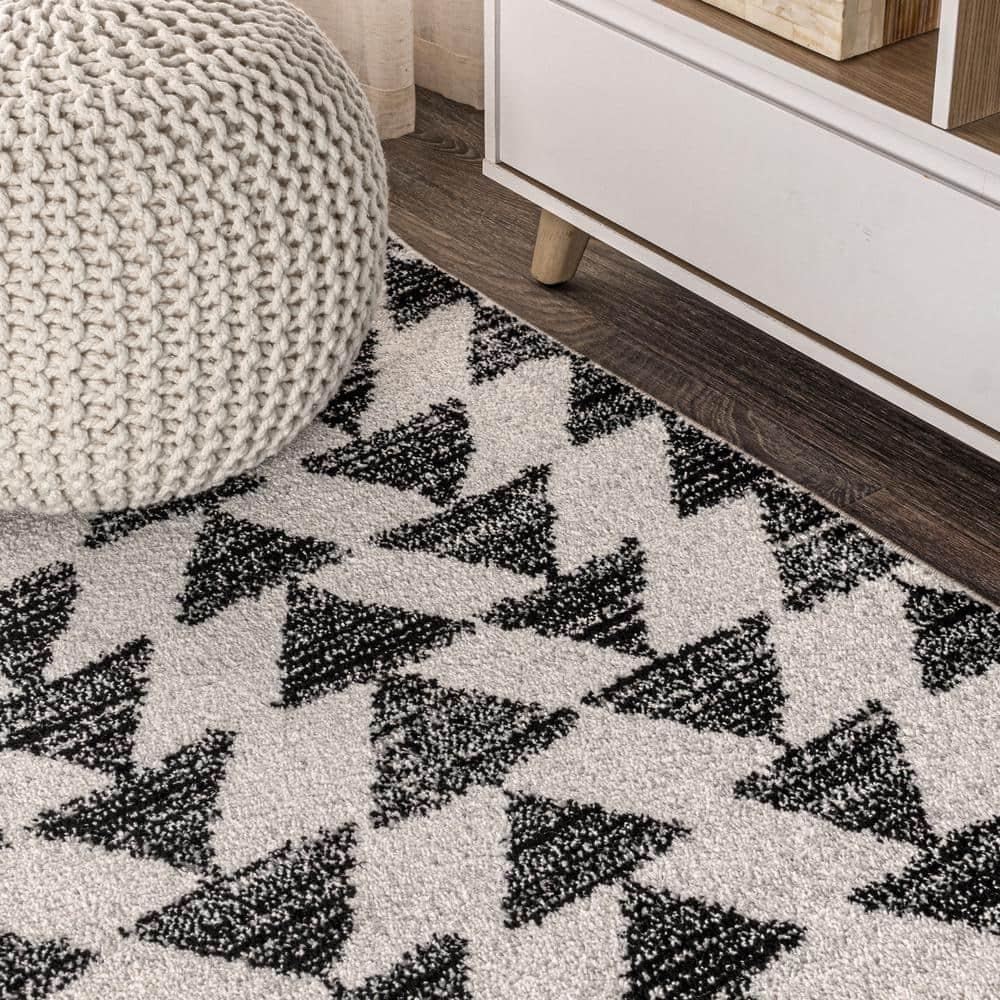 5'x8' Aisha Moroccan Triangle Geometric  Area Rug, Cream/Black - JONATHAN Y
