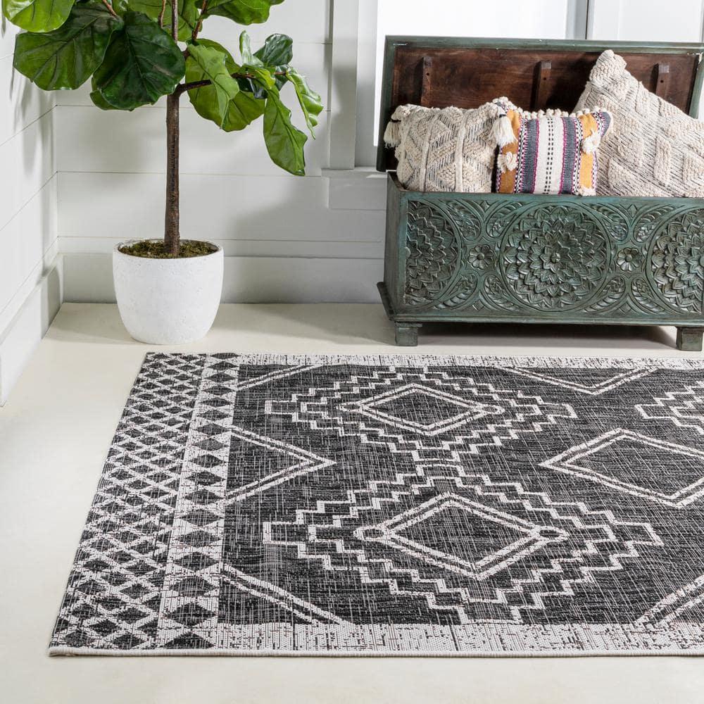 5'x8' Marokko Diamond  Medallion Indoor/Outdoor Area Rug, Black/Ivory - JONATHAN Y