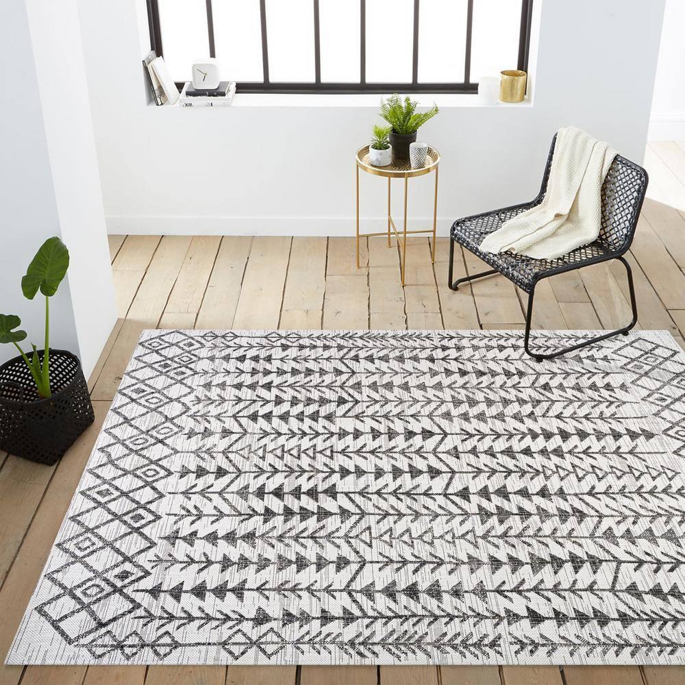 4'x6' Tokay Bohemian Geometric Indoor/Outdoor Area Rug, Ivory/Black - JONATHAN Y