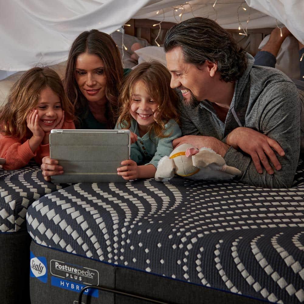 Sealy® Posturepedic Plus High Point Hybrid Mattress (14"h)