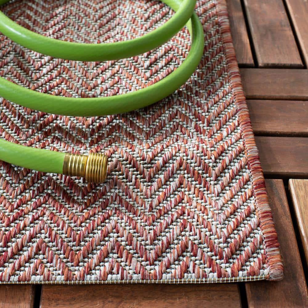 SAFAVIEH Courtyard Blazhe Chevron Indoor/Outdoor Area Rug, Red/Beige, 4' x 4' Square