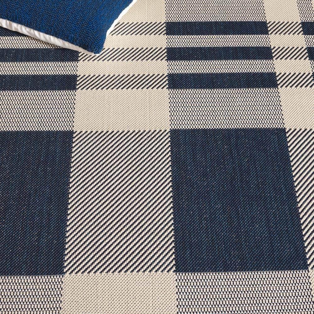SAFAVIEH Courtyard Benjamin Plaid Indoor/Outdoor Area Rug, Navy/Beige, 4' x 5'7"