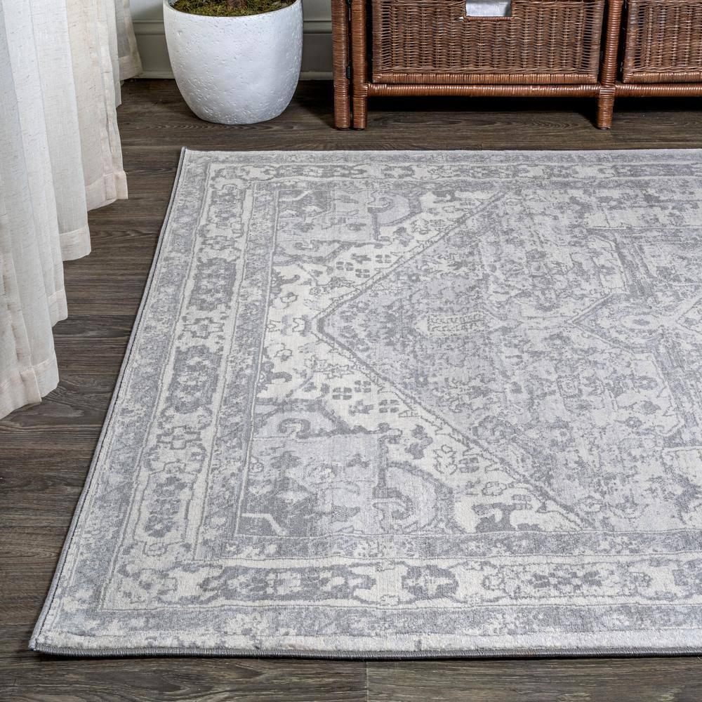 3' X 5' Modern Persian Vintage Medallion Area Rug, Light Gray/Ivory - JONATHAN Y
