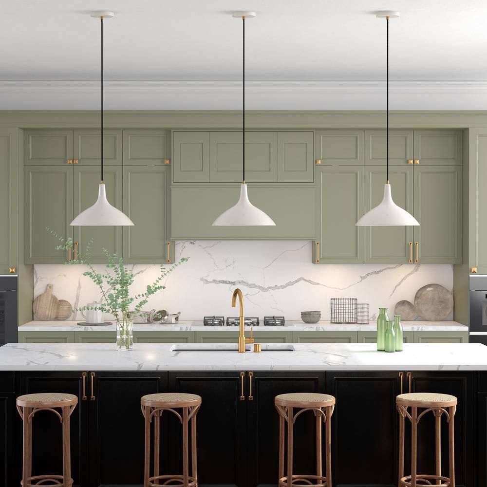 Evelyn&Zoe 14" Pearled White/Brass Metal Pendant