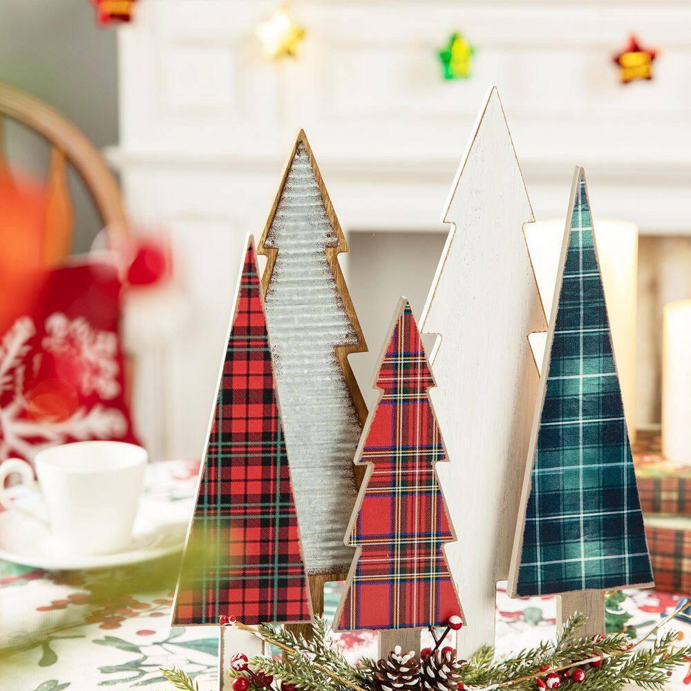 Rustic Farmhouse Wooden Christmas Tree Cluster with Berries and Pine Cones