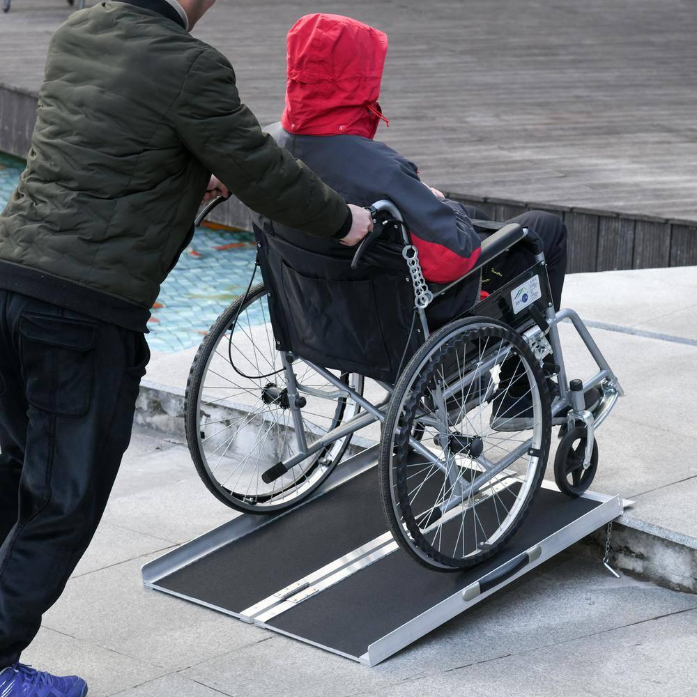 HOMCOM Folding Aluminum Wheelchair Ramp with Non-Slip Surface 600lbs Capacity