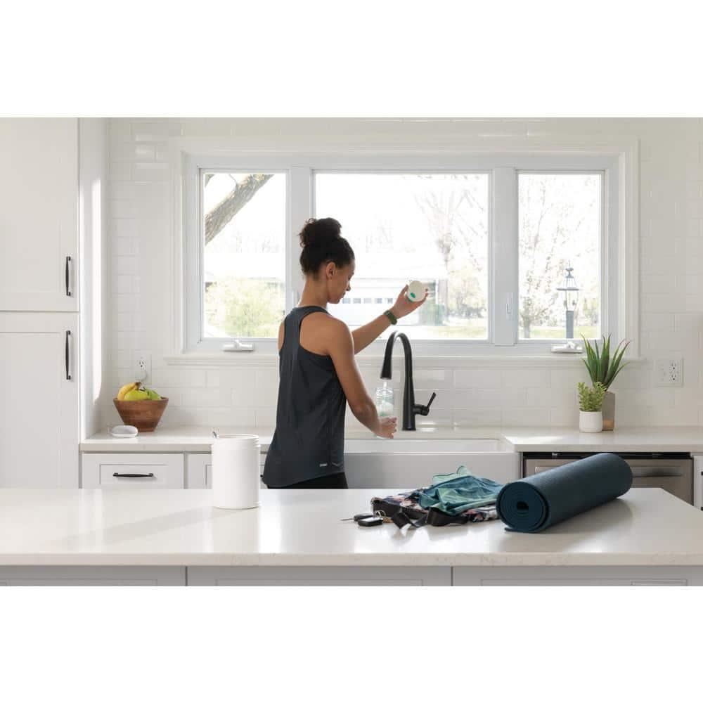 Essa Pull Down Single Handle Kitchen Faucet with MagnaTite Docking and Touch2O Technology