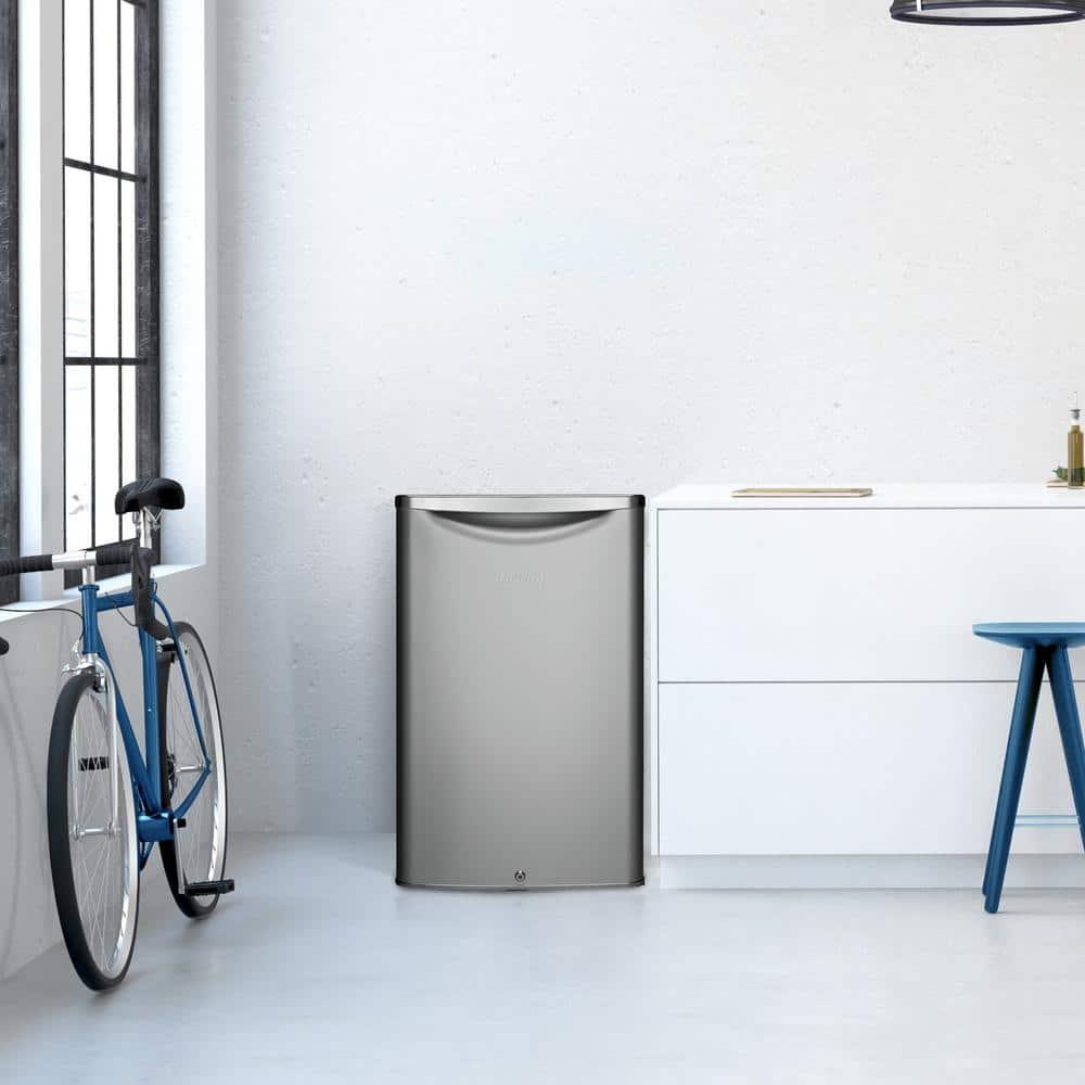 Danby Danby Classic Retro 4.4 Cubic Feet Freestanding Mini Fridge
