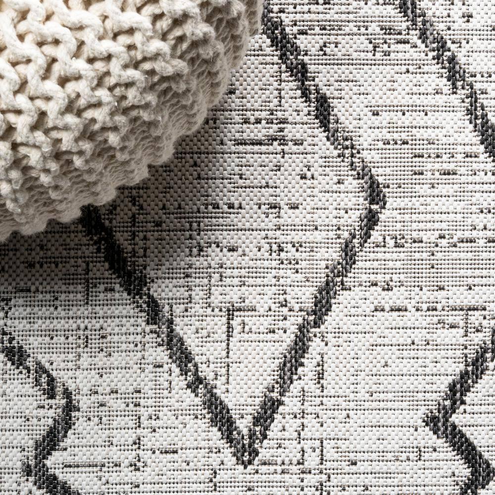 2'x8' Carwa  Diamond Trellis Indoor/Outdoor Runner Rug, Ivory/Black - JONATHAN Y