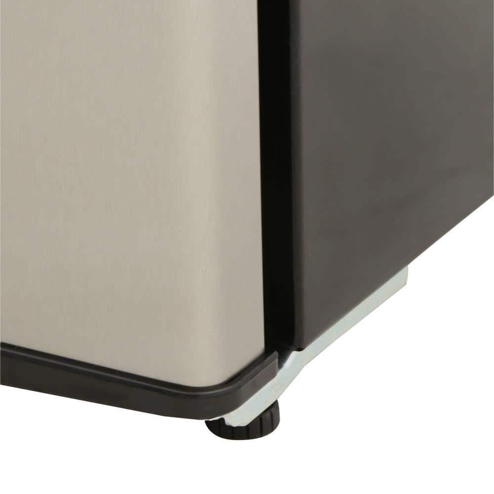 Sunpentown 1.1 Cu. Ft. Standard Upright Freezer, Black