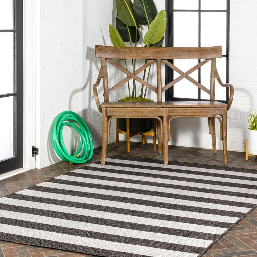 4' x 6' Negril Two-Tone Wide Stripe Indoor/Outdoor Area Rug, Black/Cream - JONATHAN Y