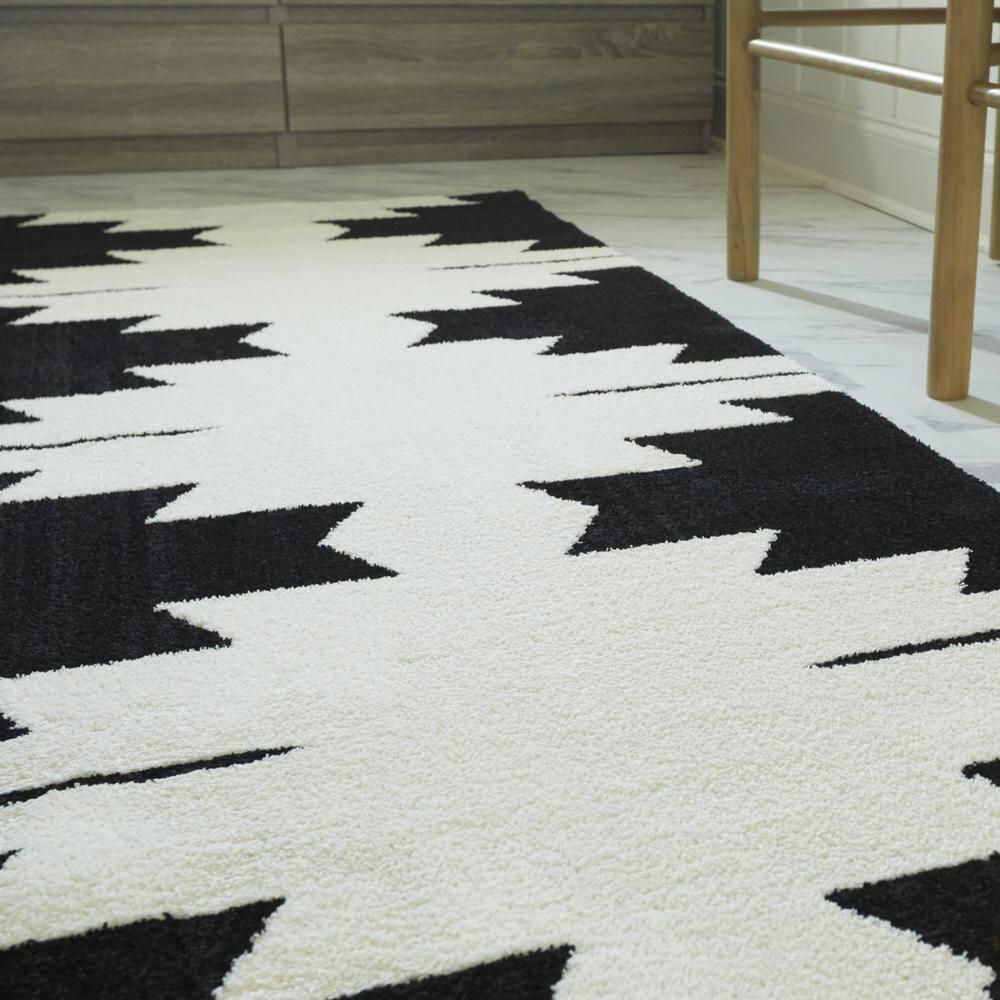 Nicholas Black 3 ft. x 7 ft. Medallion Runner Rug