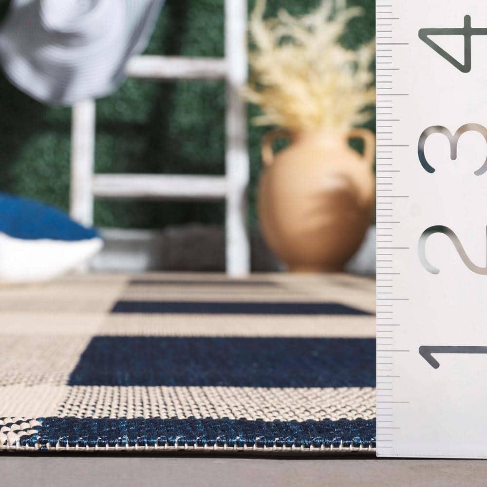 SAFAVIEH Courtyard Benjamin Plaid Indoor/Outdoor Area Rug, Navy/Beige, 4' x 5'7"