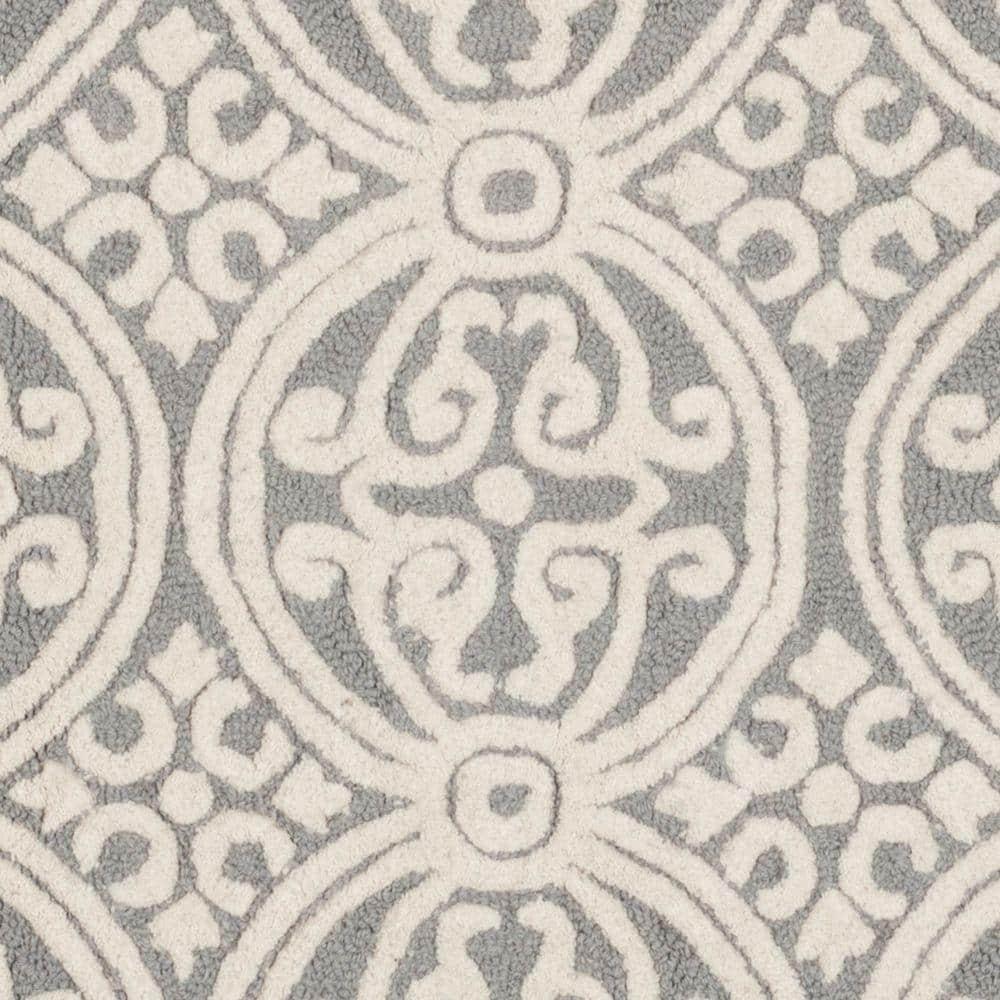 SAFAVIEH Cambridge Leslie Geometric Wool Area Rug, Silver/Ivory, 6' x 6' Square