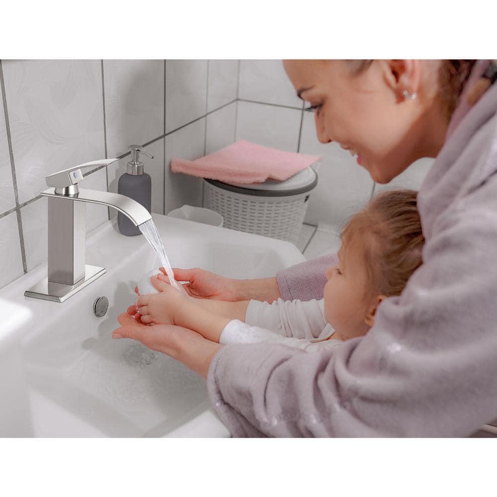 Freestanding Single-handle Bathroom Faucet with Drain Assembly