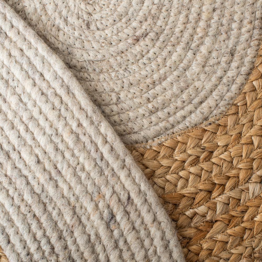 Braided BRD910 Hand Woven Indoor Area Rug - Beige/Natural - 5' Round - Safavieh