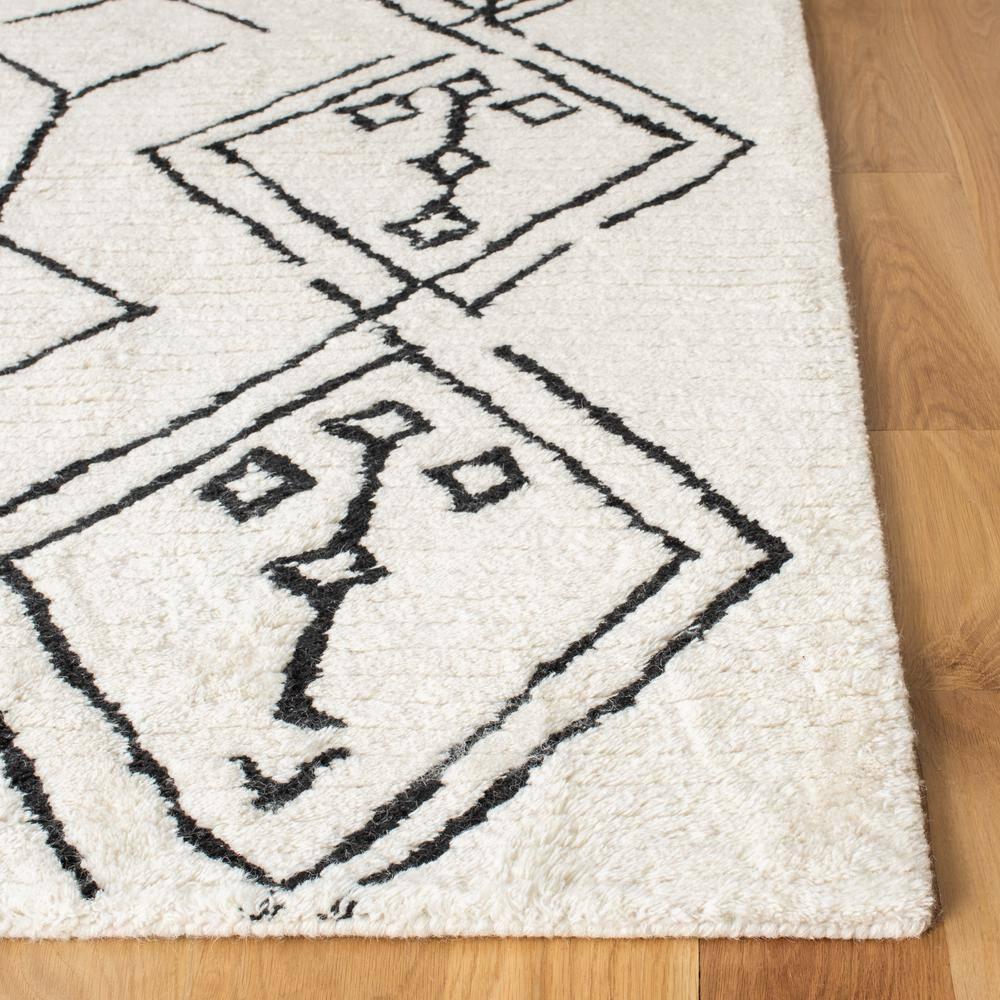 SAFAVIEH Casablanca Otis Abstract Moroccan Wool Shag Runner Rug, Ivory/Black, 2'3" x 8'