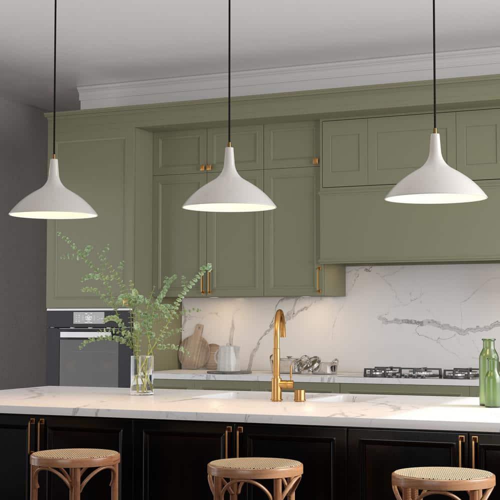 Evelyn&Zoe 14" Pearled White/Brass Metal Pendant