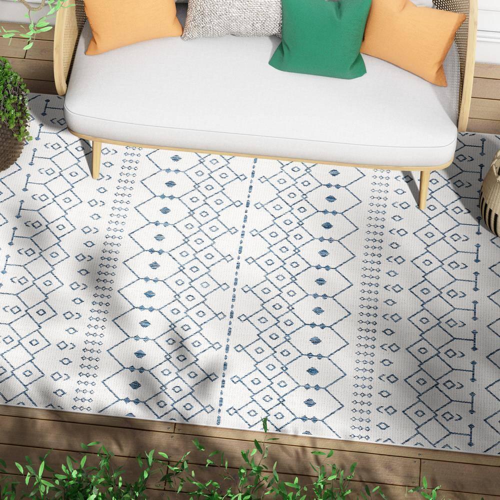 Well Woven Nors Light Blue Indoor / Outdoor Flat Weave Pile Nordic Lattice Pattern Area Rug (5'3" x 7'3")