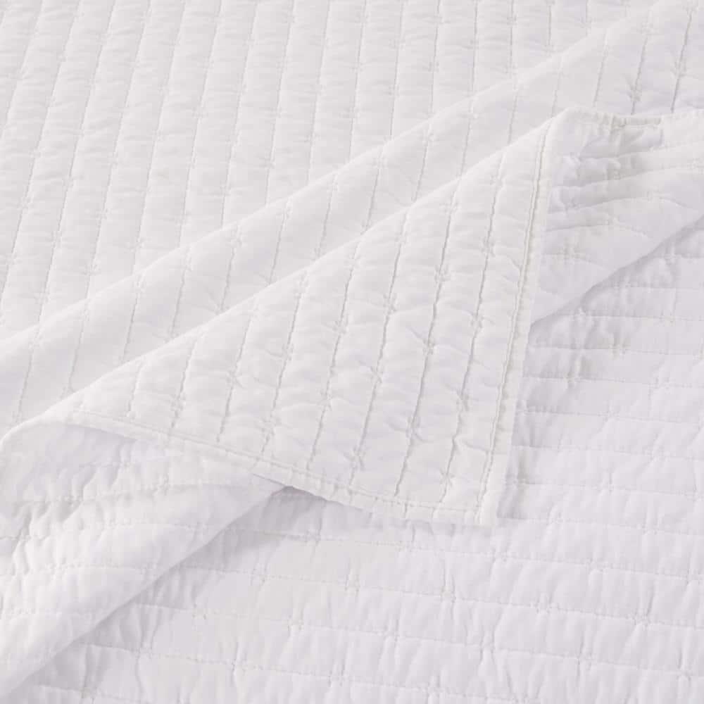 Benjara Xumi 3pc Cal King Quilt and Pillow Sham Set, Channel Style Antique White