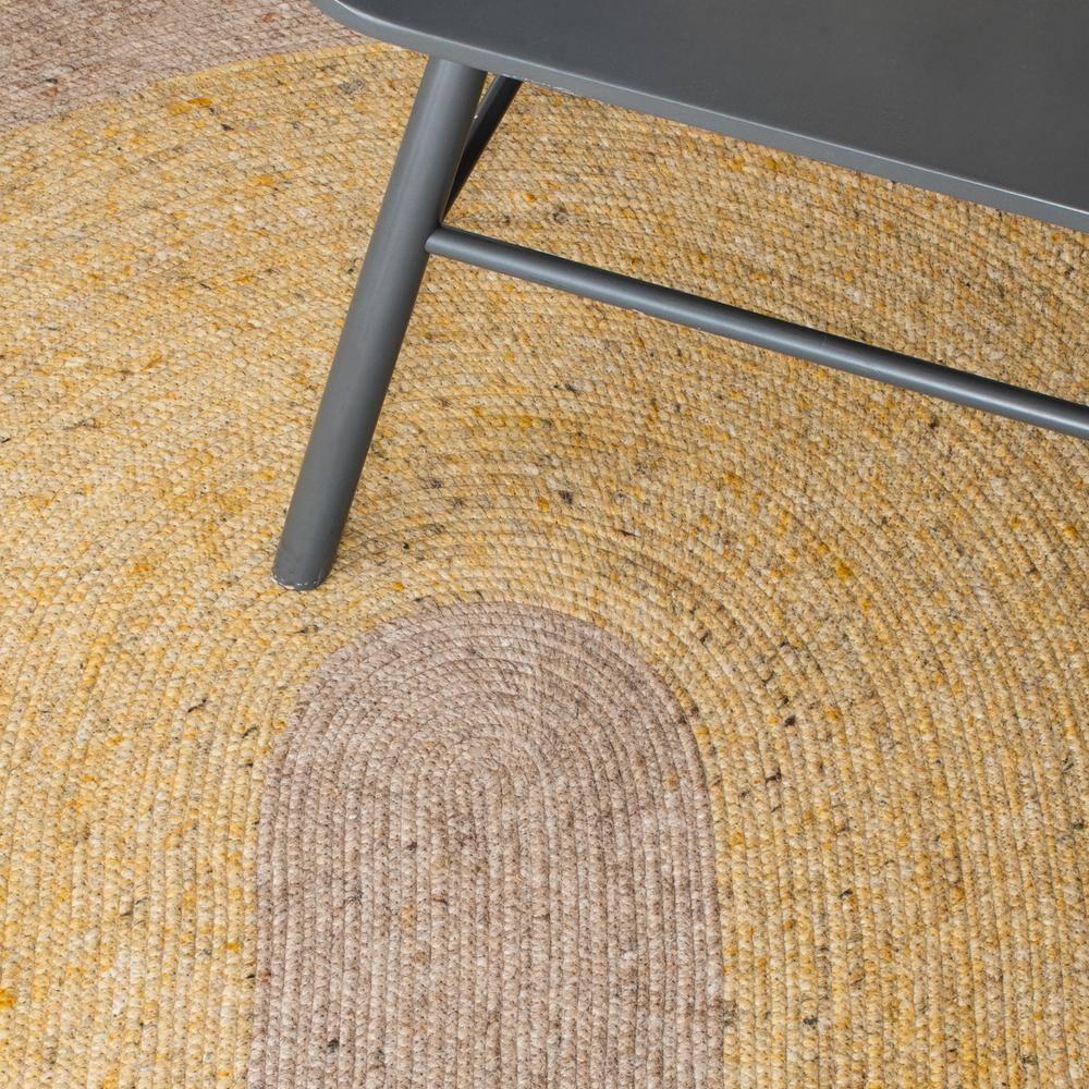 Braided BRD908 Hand Woven Area Rug - Gold/Beige - 5' round - Safavieh.