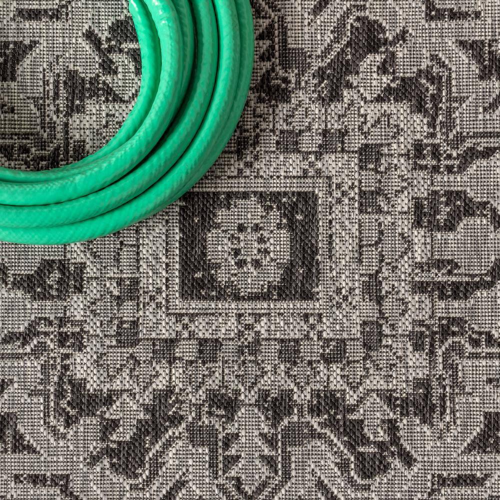 5' Round Estrella Bohemian Medallion Textured Weave Indoor/Outdoor Area Rug, Black/Gray - JONATHAN Y