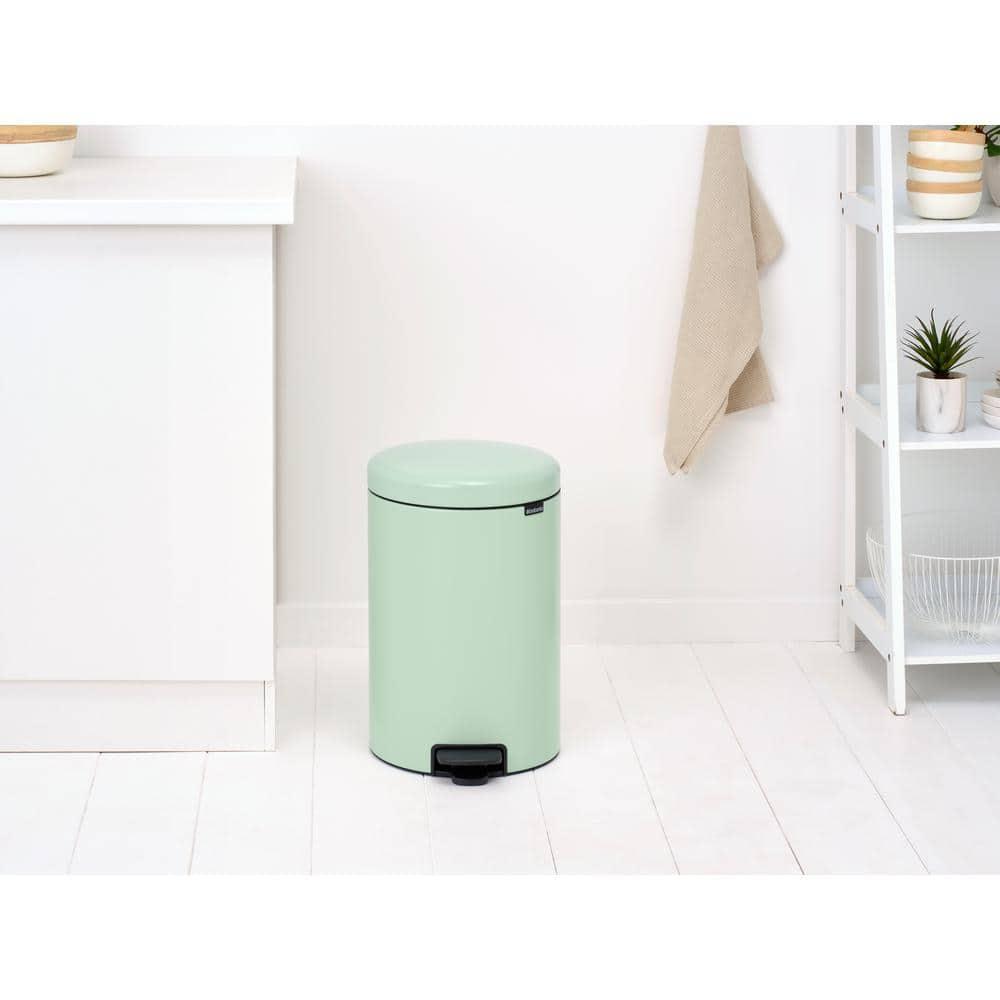 Jade Green Round Plastic Step-On Trash Can, 5.3 Gallon