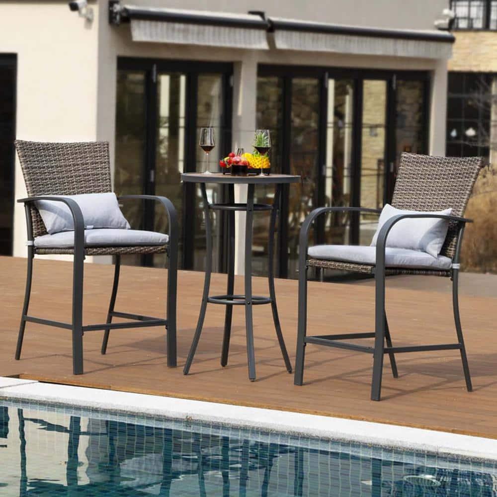 JOIVI Juego de Bar para Patio de 3 Piezas, Juego de Bistro de Mimbre para Exteriores, Taburetes de Bar de Ratán para Todo Tipo de Clima con Cojines y Mesa Superior de Madera, Muebles de Patio con Altura de Bar para 2 Personas, Mesa y Sillas de Bistro, Gris