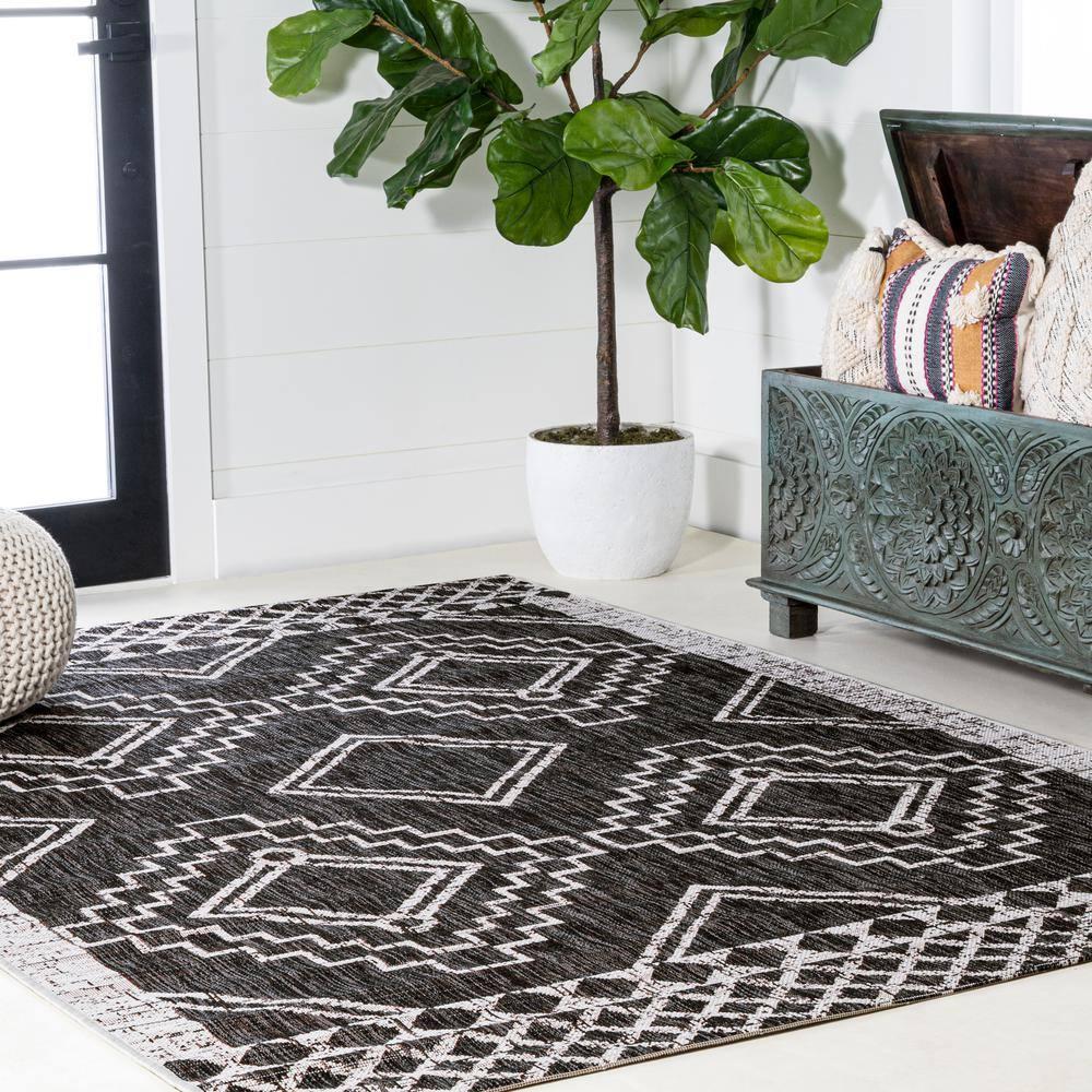 5'x8' Marokko Diamond  Medallion Indoor/Outdoor Area Rug, Black/Ivory - JONATHAN Y