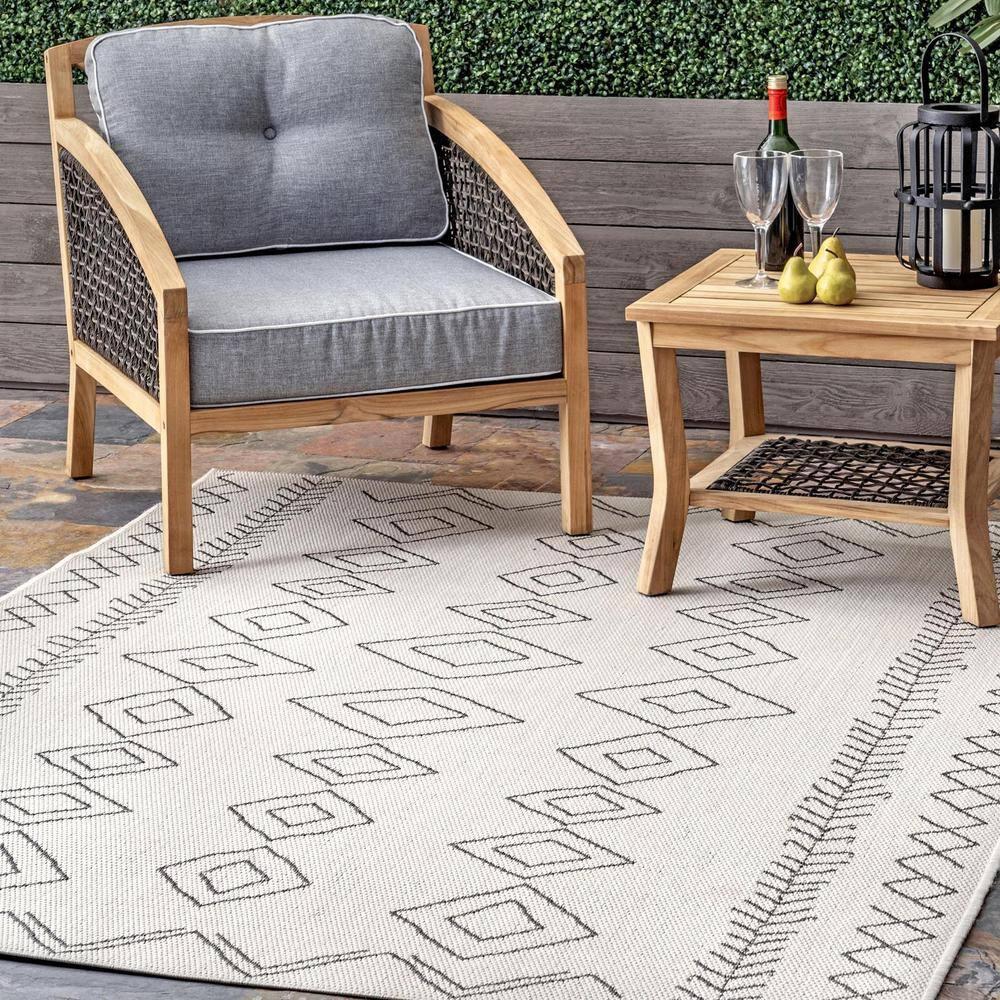 Ezri Diamond Indoor/Outdoor Area Rug for Living Room Patio Deck Front Porch Kitchen, Ivory/Dark Grey