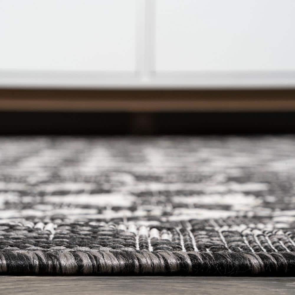 4'x6' Tokay Bohemian Geometric Indoor/Outdoor Area Rug, Black/Ivory - JONATHAN Y
