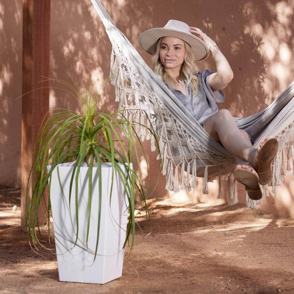 Bloem Finley Modern 20-in Recycled Plastic Indoor/Outdoor Square Vertical Planter