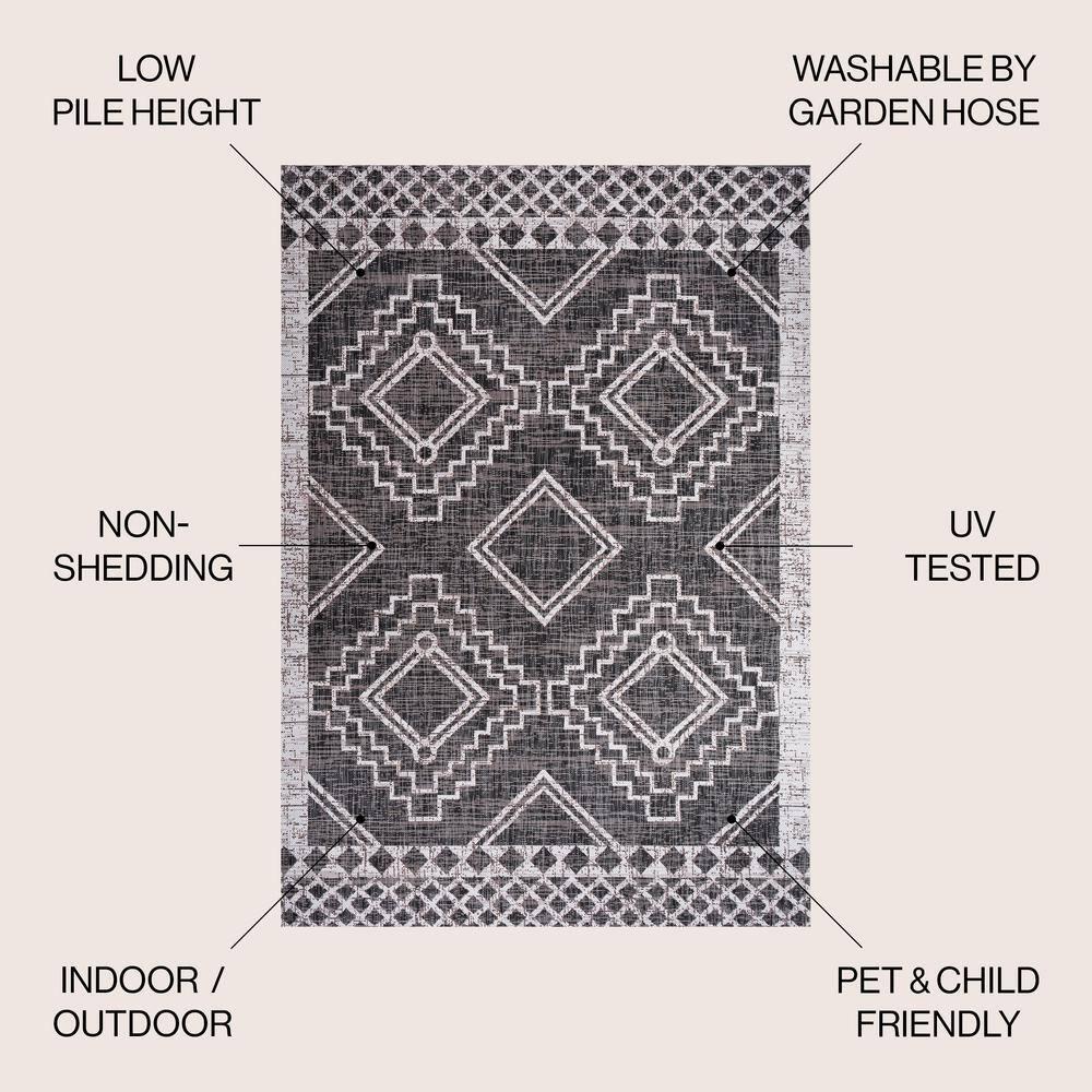4'x6' Marokko Diamond  Medallion Indoor/Outdoor Area Rug, Black/Ivory - JONATHAN Y