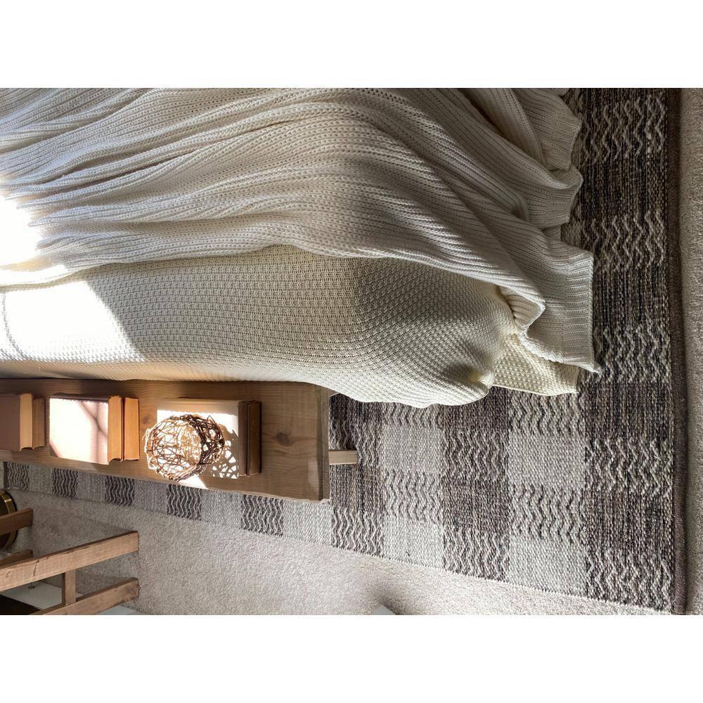 Kilim KLM351 Hand Woven Area Rug - Light Grey/Brown - 5'x8' - Safavieh