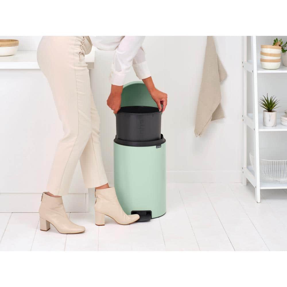 Jade Green Round Plastic Step-On Trash Can, 5.3 Gallon