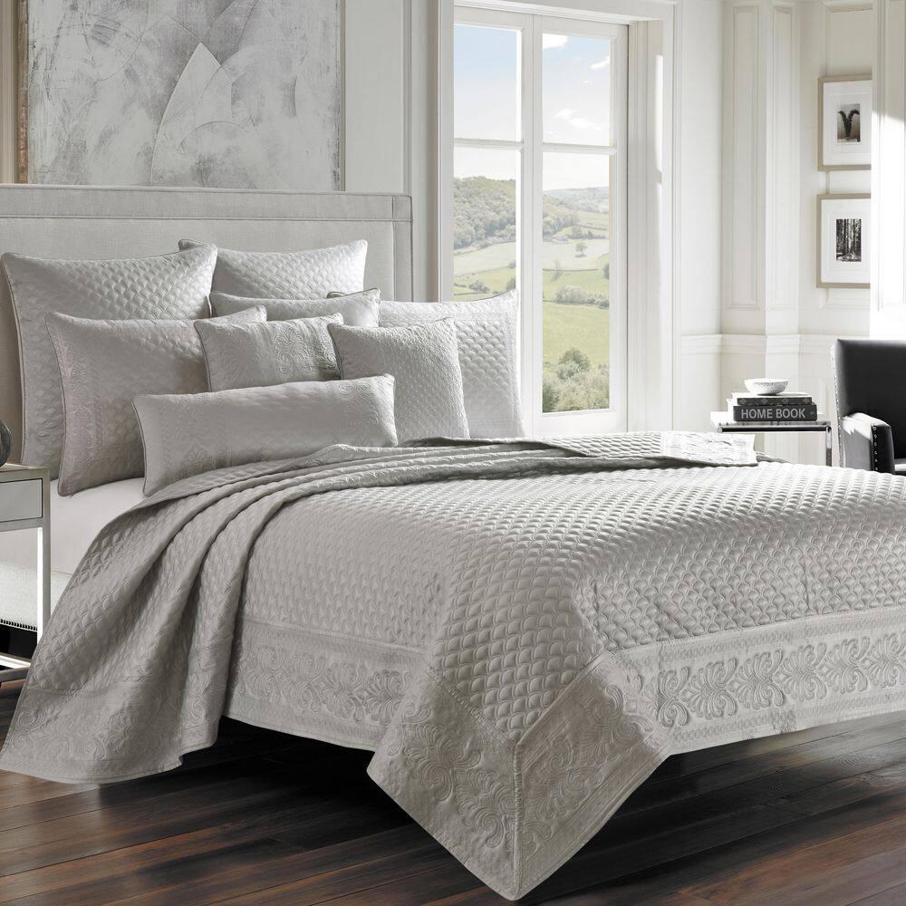 Five Queens Court Lincoln Coverlet