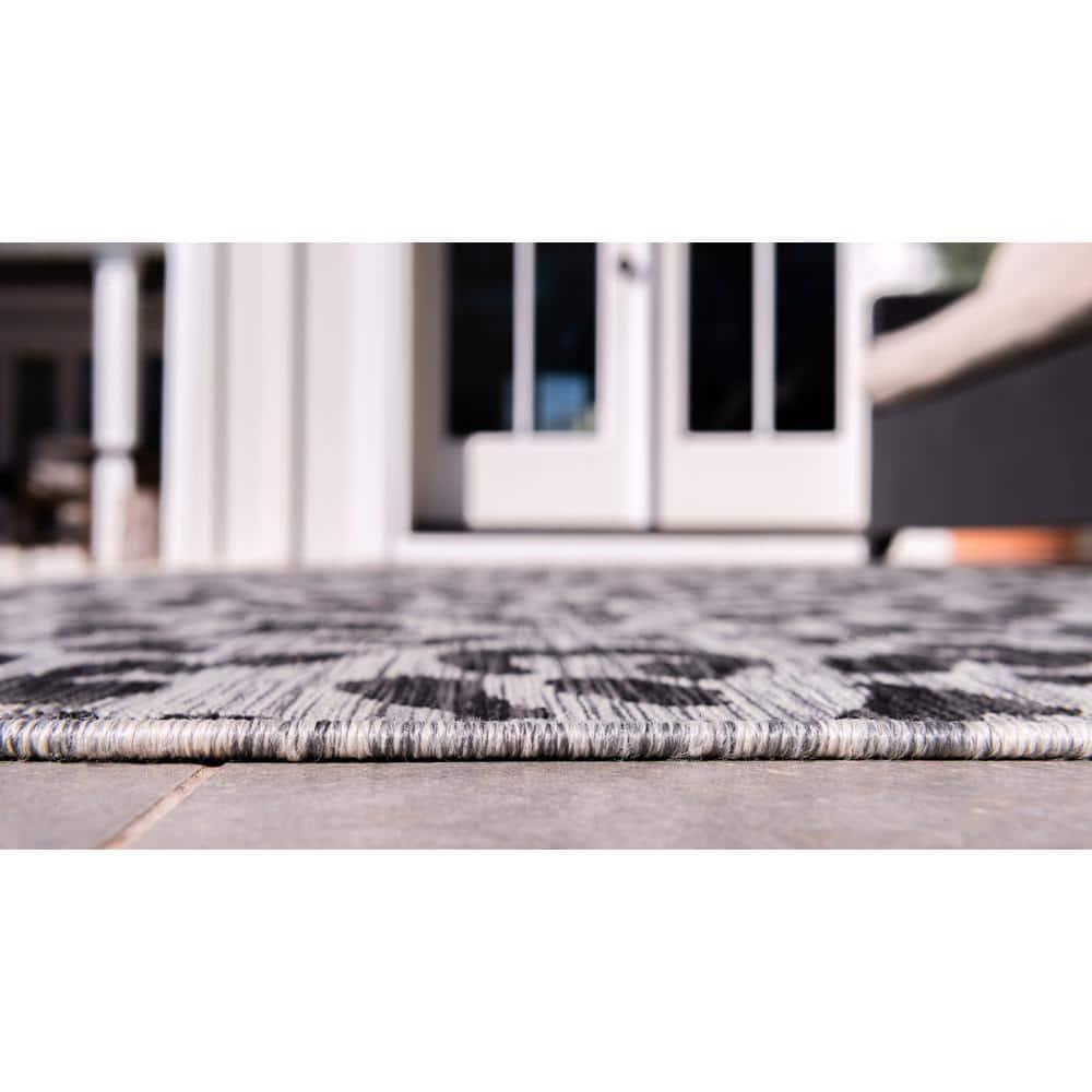 Unique Loom 4' 1 x 6' 1 Rectangle Indoor/Outdoor Safari Light Gray Area Rug