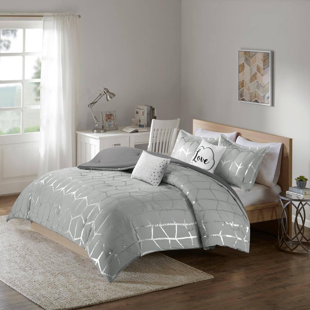 Intelligent Design Raina Metallic Printed Comforter Set