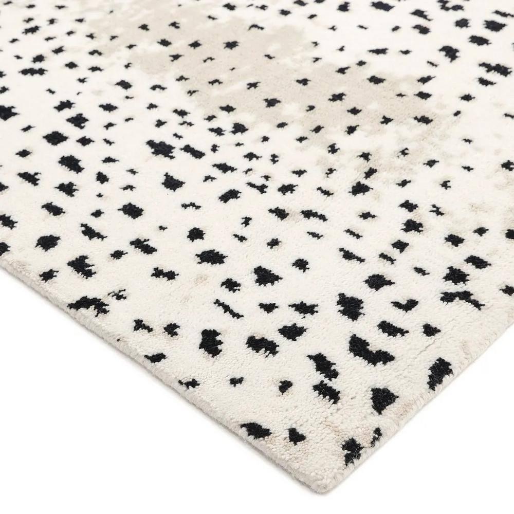 Esmarie Hand-Knotted Wool Rug - Ivory / 5' x 8'