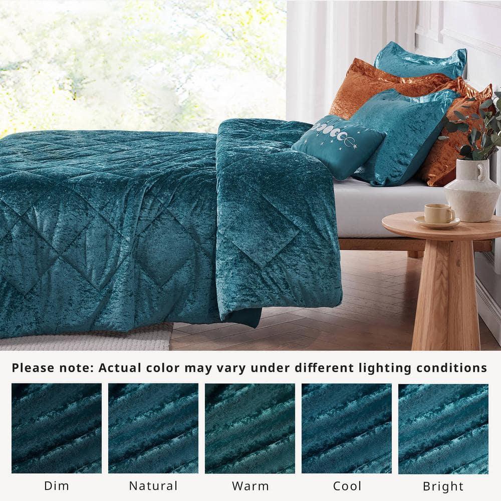Intelligent Design King/Cal King Size Comforter Sets, 4-Piece Velvet Bedding Set for All Seasons, Teal Comforter Bed Set with Decor Pillow