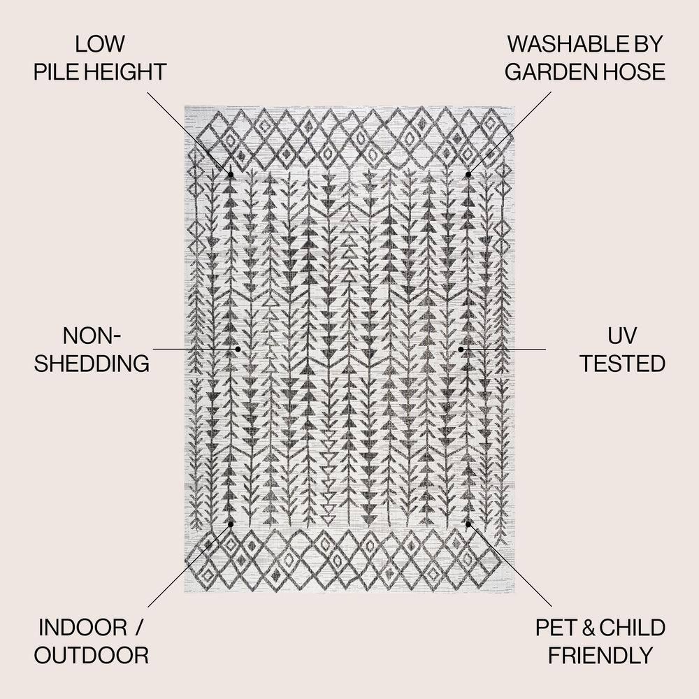 4'x6' Tokay Bohemian Geometric Indoor/Outdoor Area Rug, Ivory/Black - JONATHAN Y