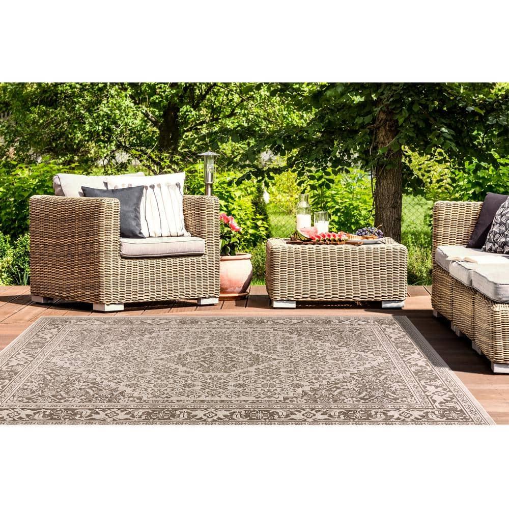 Nicole Miller New York Patio Country Dahlia Medallion Indoor/Outdoor Area Rug Grey/Black